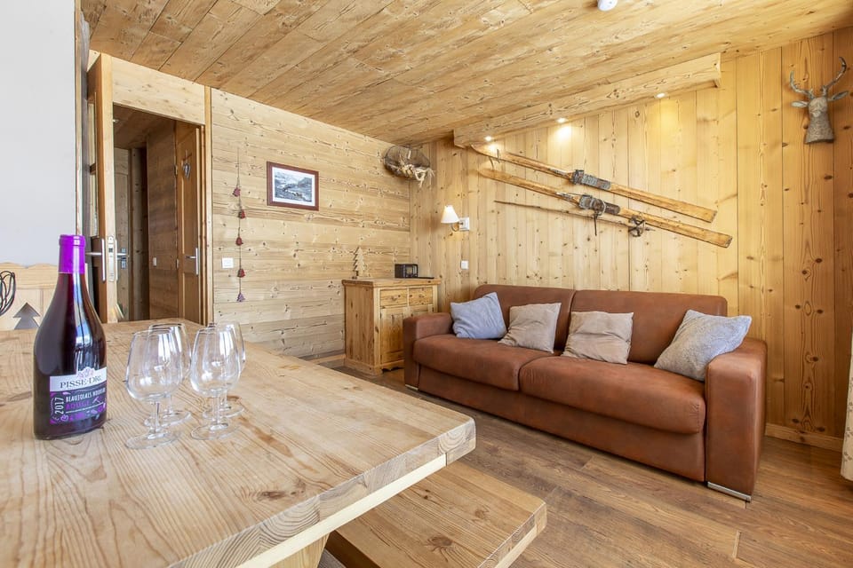 Kitchen or kitchenette, Living room, Food and drinks, Dining area, Drinks