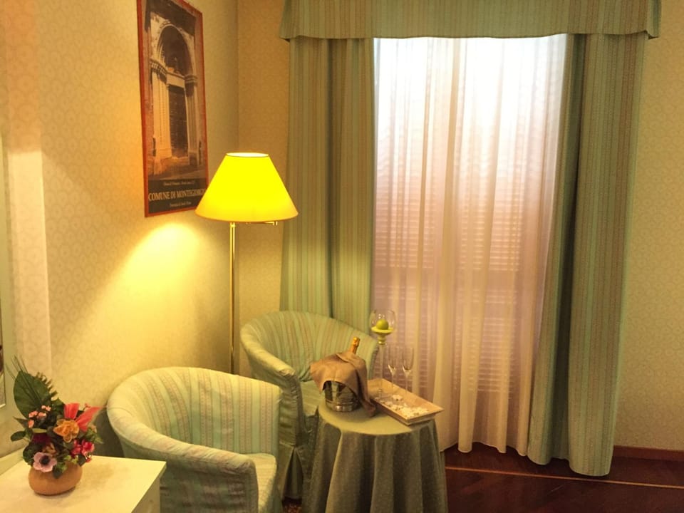 Day, Seating area