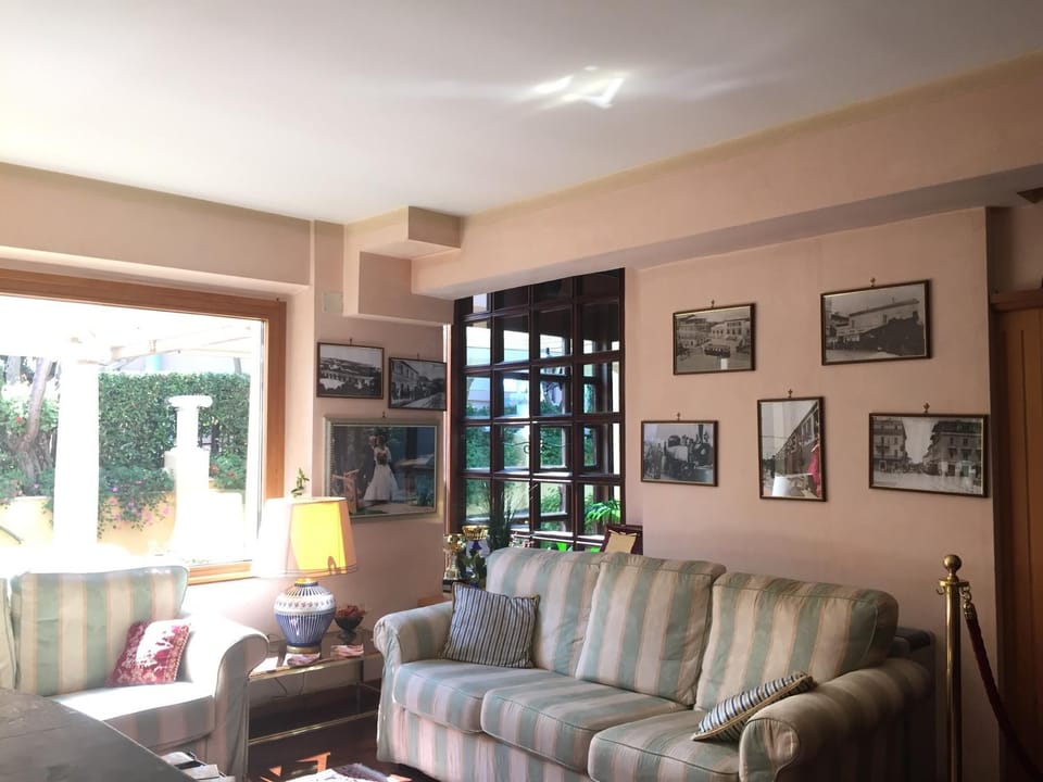 Day, Living room