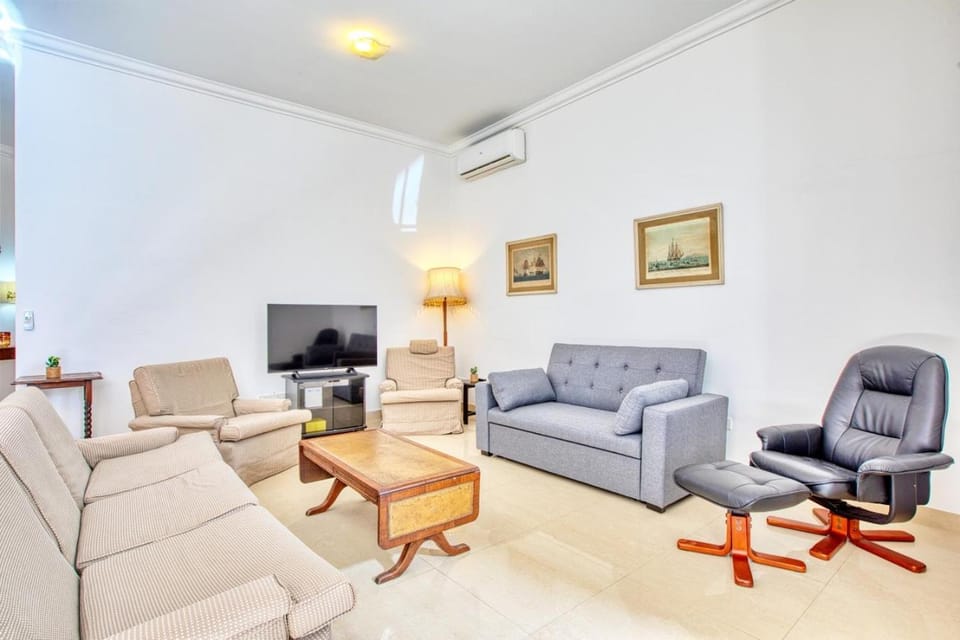 Communal lounge/ TV room, TV and multimedia, Living room, Seating area, Evening entertainment, air conditioner