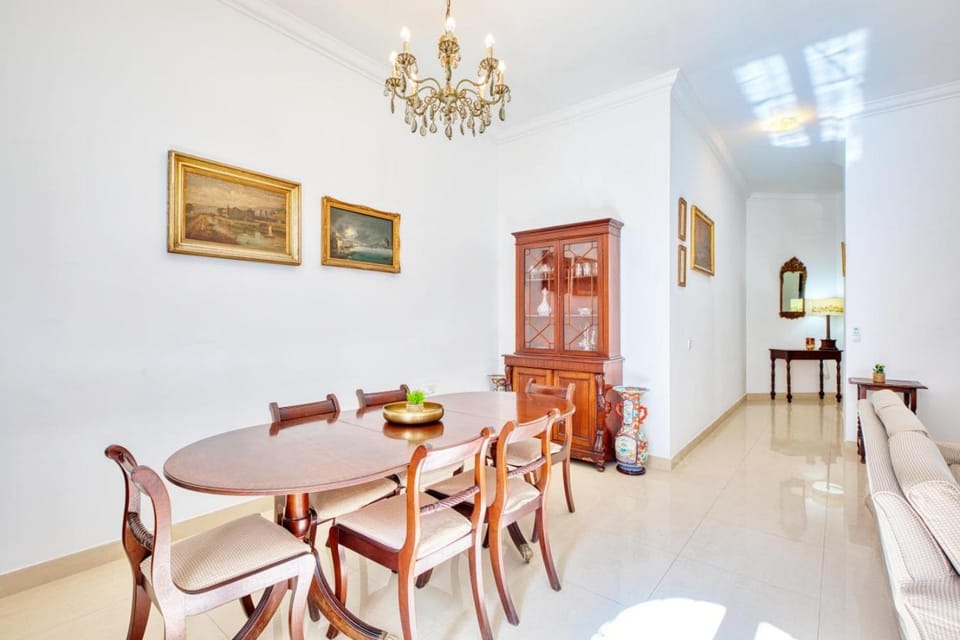 Seating area, Dining area