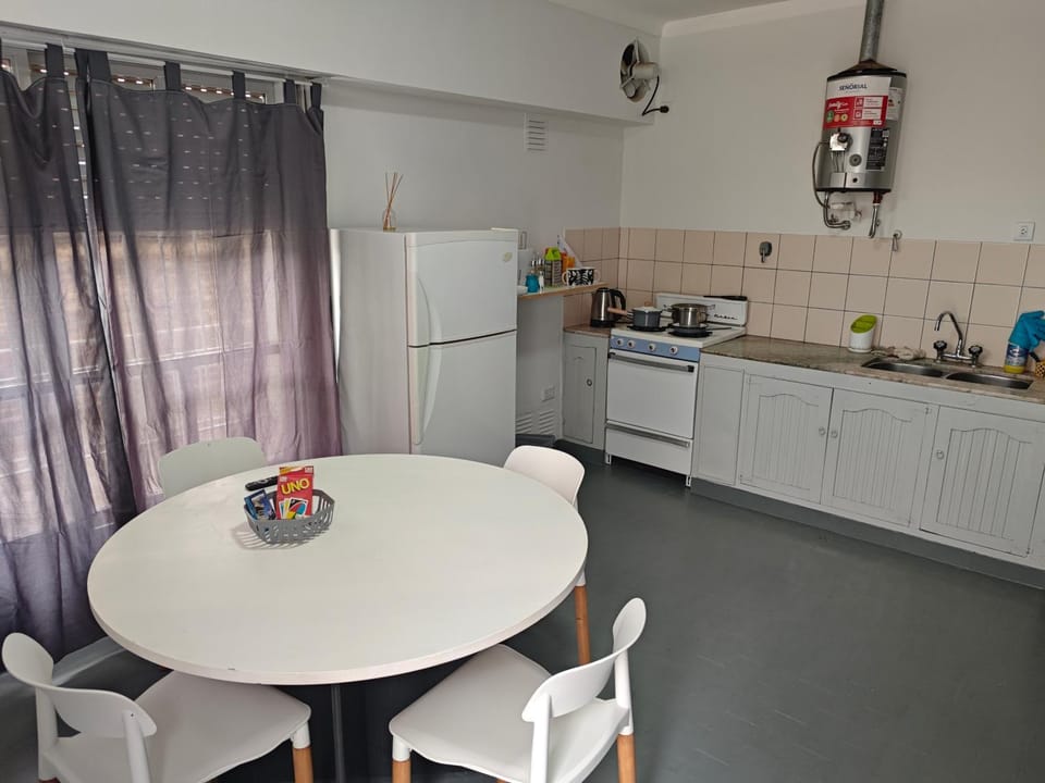 Coffee/tea facilities, Kitchen or kitchenette, Dining area, oven, stove