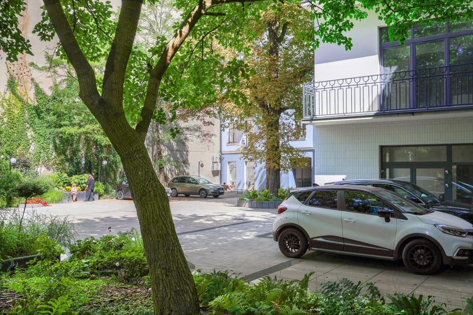 Property building, Patio, Spring, Day, Garden, Garden view, Location, Parking