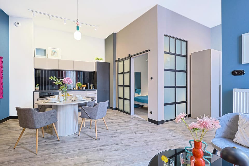 Kitchen or kitchenette, Living room, Seating area, Dining area