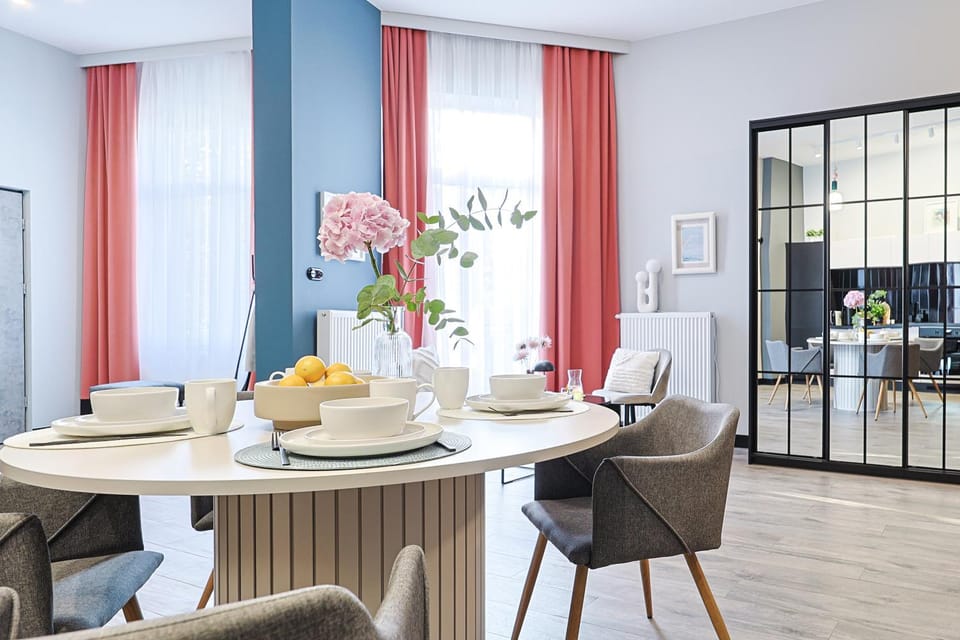 Kitchen or kitchenette, Living room, Food and drinks, Seating area, Dining area, Food
