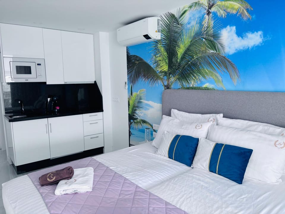 Bed, Kitchen or kitchenette, Photo of the whole room, Bedroom, oven