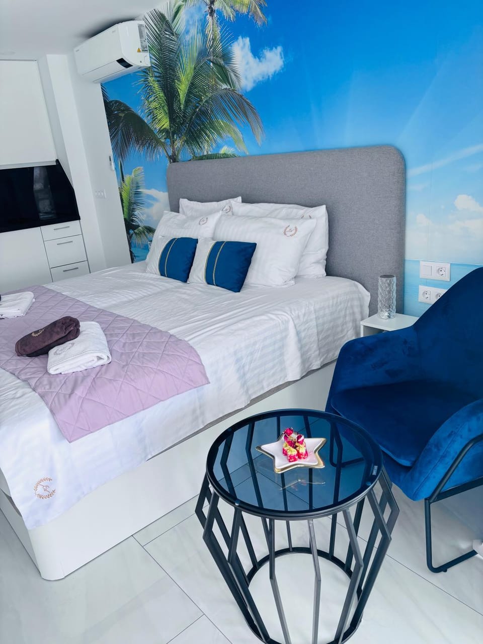 Bed, Living room, Photo of the whole room, Seating area, Bedroom
