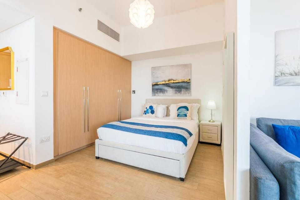 Bed, Photo of the whole room, Seating area, wardrobe, air conditioner