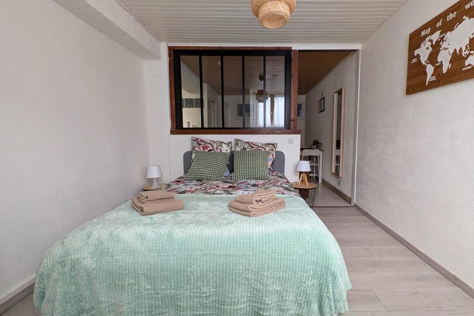 Bed, Bedroom, towels