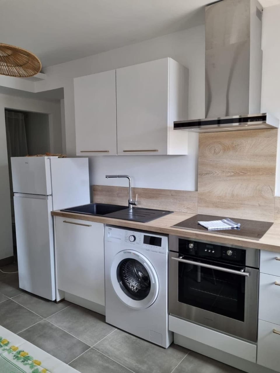 Kitchen or kitchenette, oven, stove, washing machine