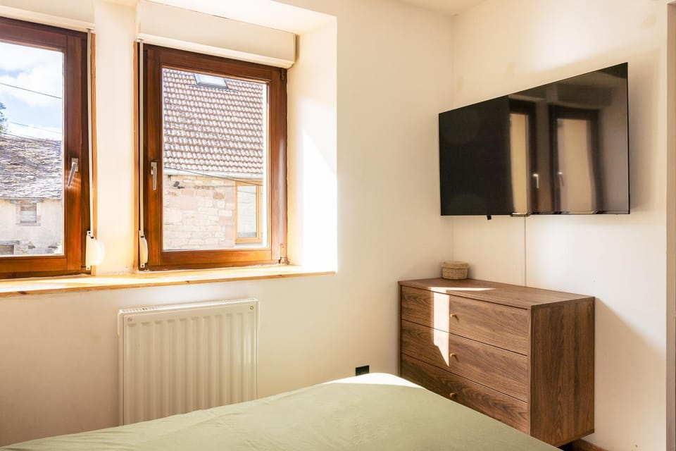 Shower, TV and multimedia, Bedroom, hair dryier, heating