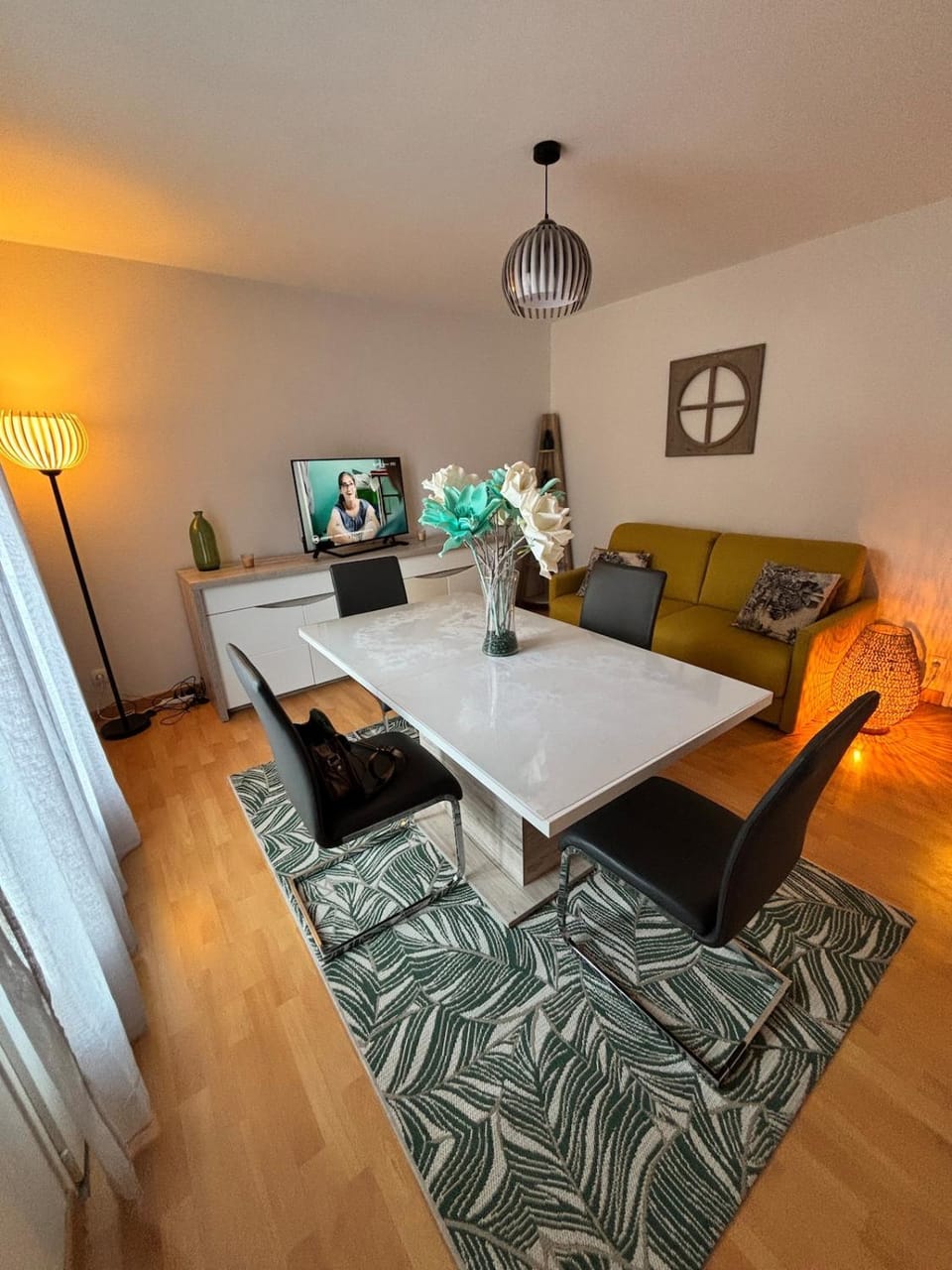 Communal lounge/ TV room, TV and multimedia, Seating area
