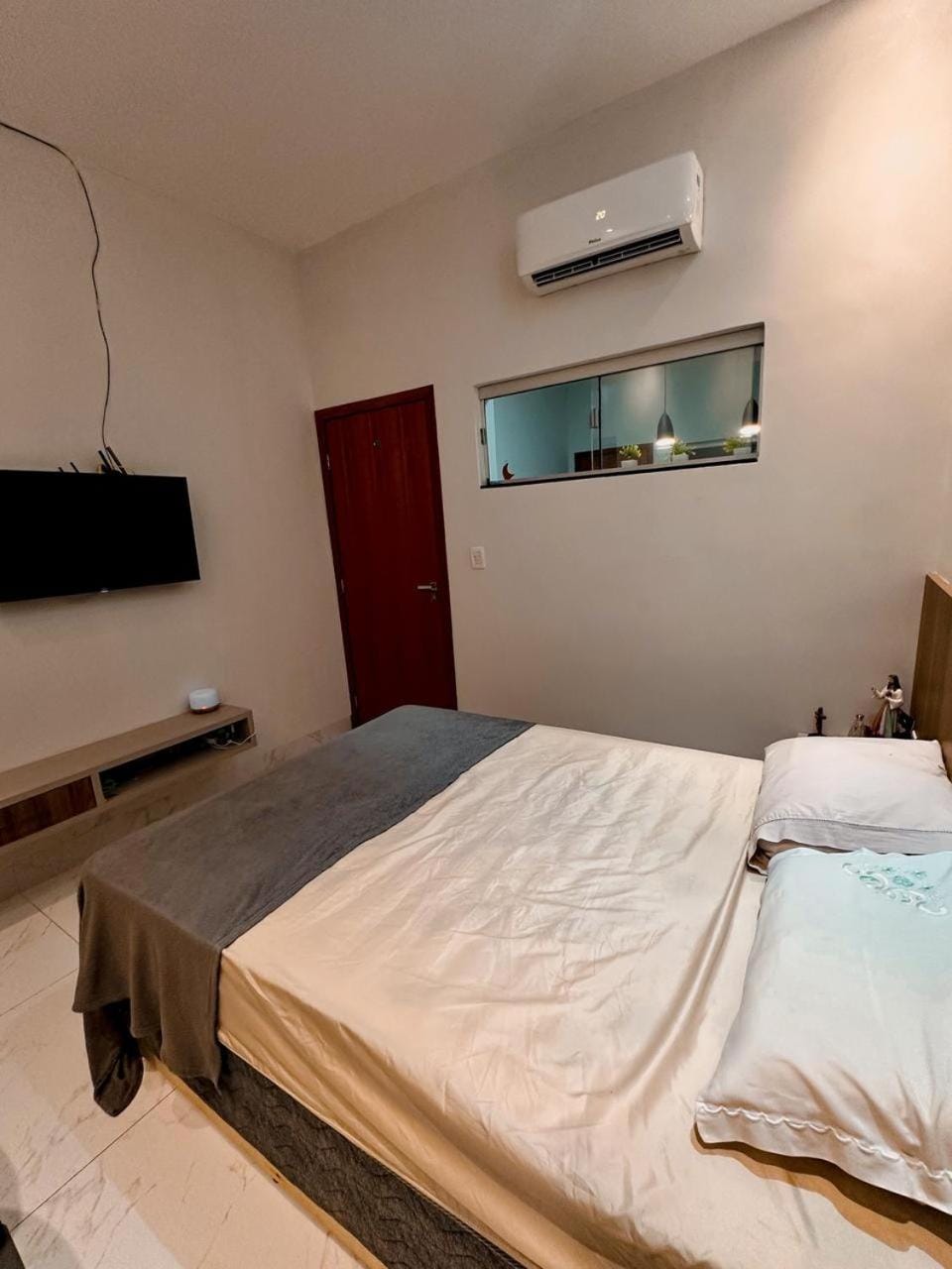 Bed, TV and multimedia, Photo of the whole room, Bedroom, air conditioner