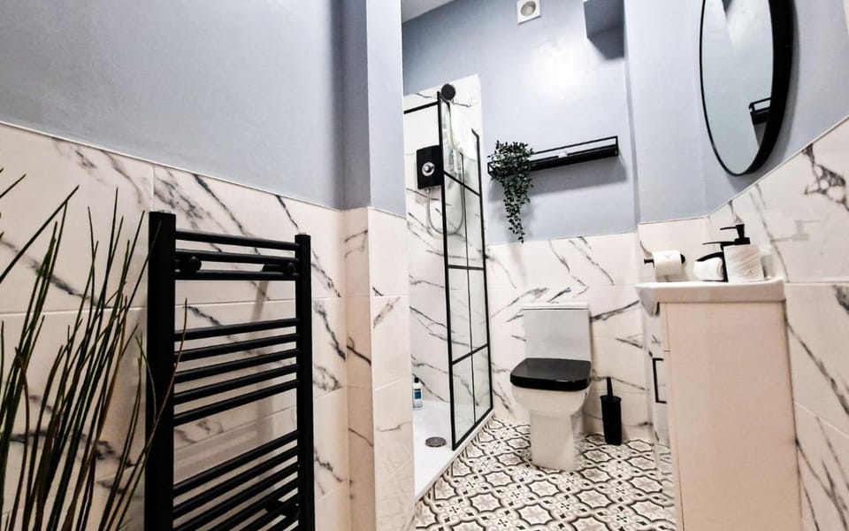 Shower, Toilet, Decorative detail, heating