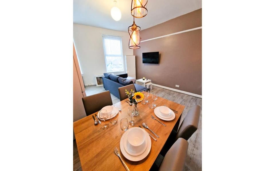 TV and multimedia, Living room, Seating area, Dining area, furniture, internet