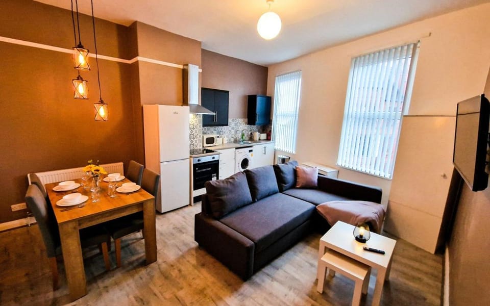 TV and multimedia, Coffee/tea facilities, Living room, Photo of the whole room, Decorative detail, Seating area, Dining area, furniture, heating, internet, microwave, oven, stove, washing machine, kitchen