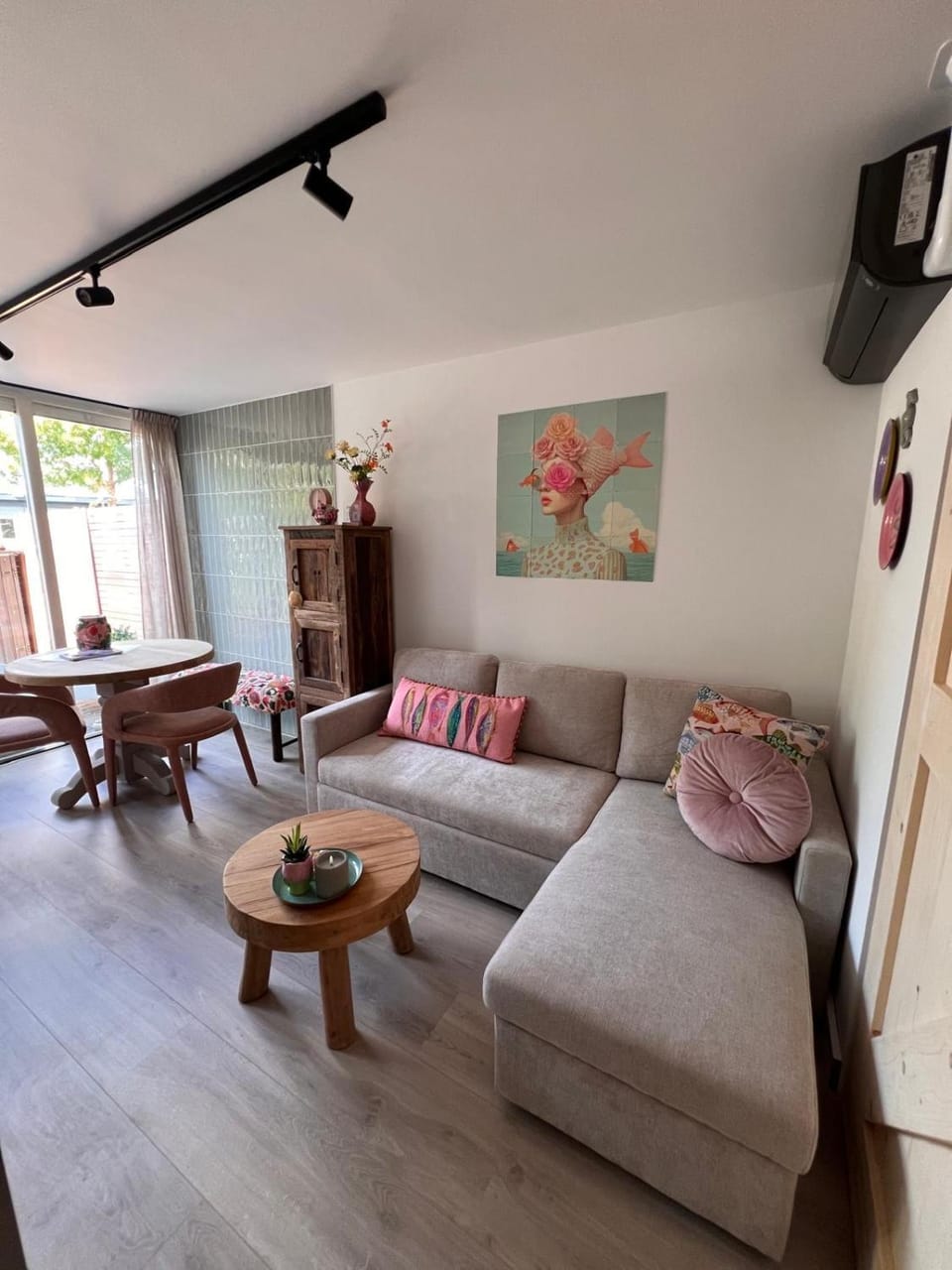 TV and multimedia, Living room, Seating area, Dining area, air conditioner