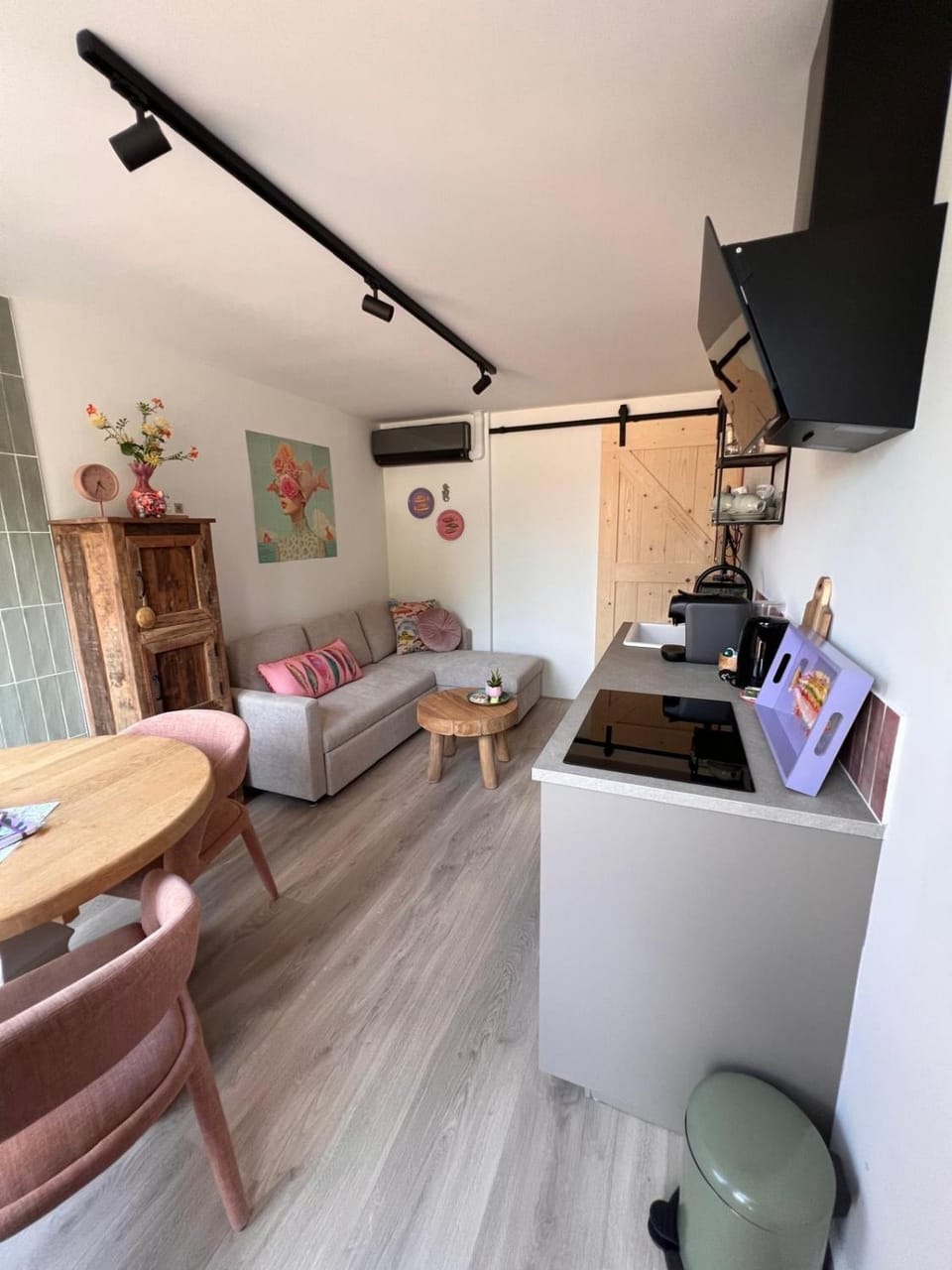 TV and multimedia, Kitchen or kitchenette, Living room, Seating area, Dining area, oven, stove, air conditioner