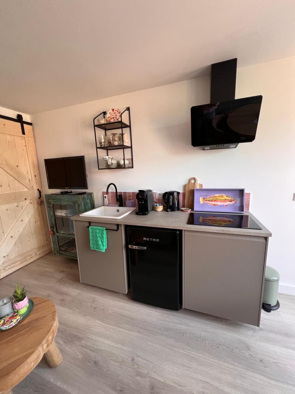 TV and multimedia, Kitchen or kitchenette, stove, air conditioner
