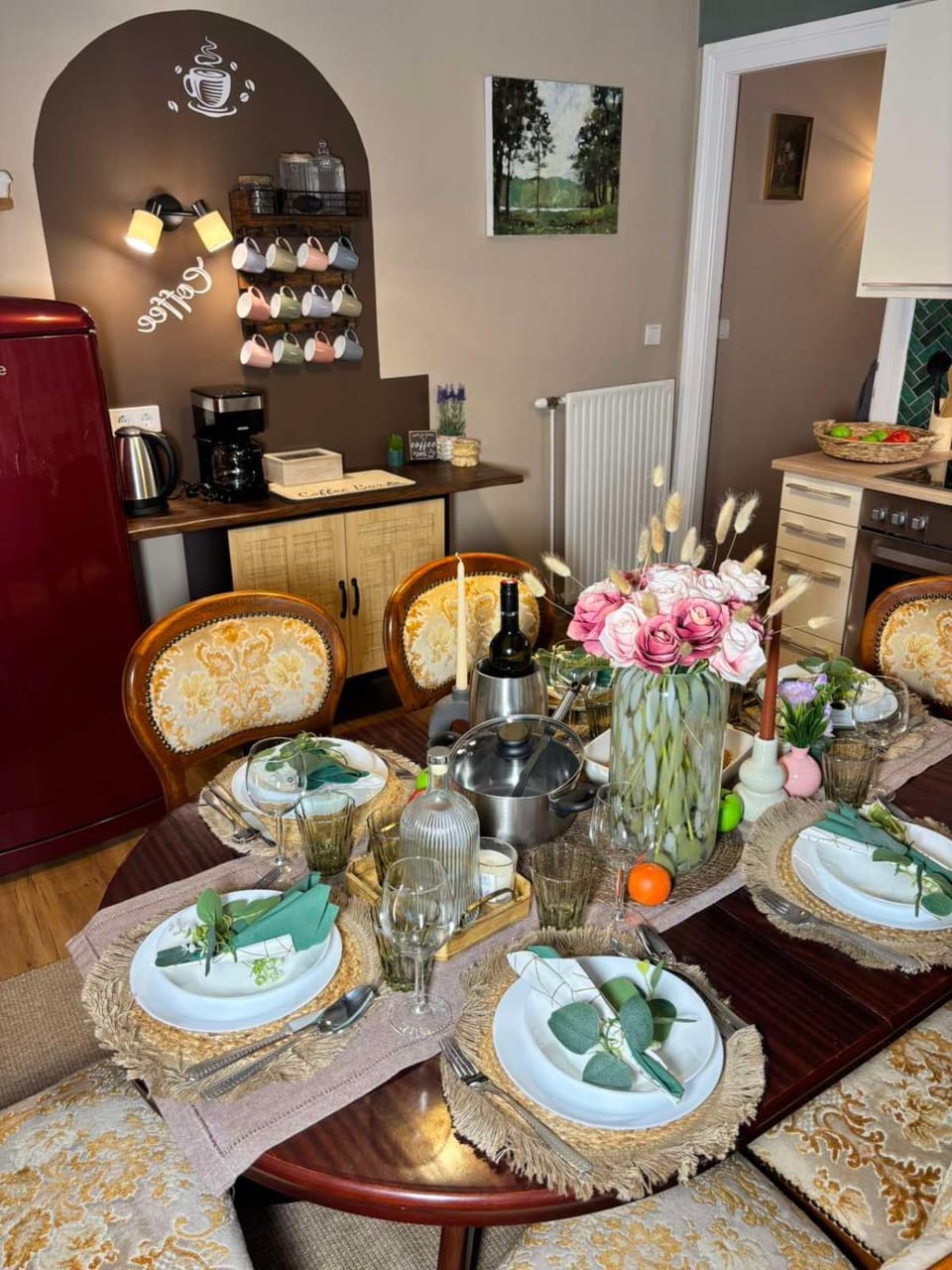Coffee/tea facilities, Kitchen or kitchenette, Dining area