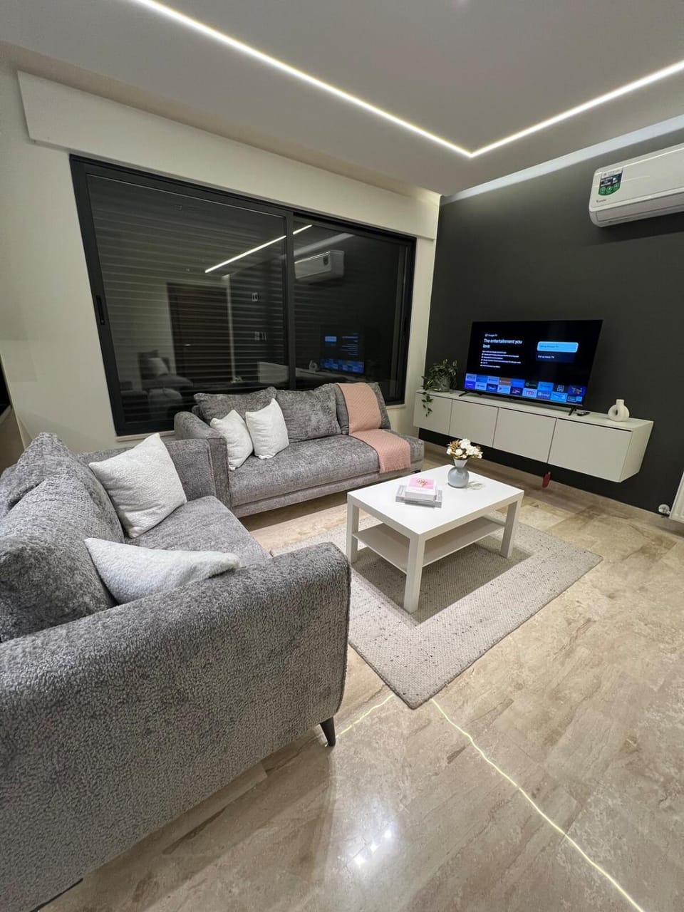 Communal lounge/ TV room, TV and multimedia, Living room, Seating area, Evening entertainment