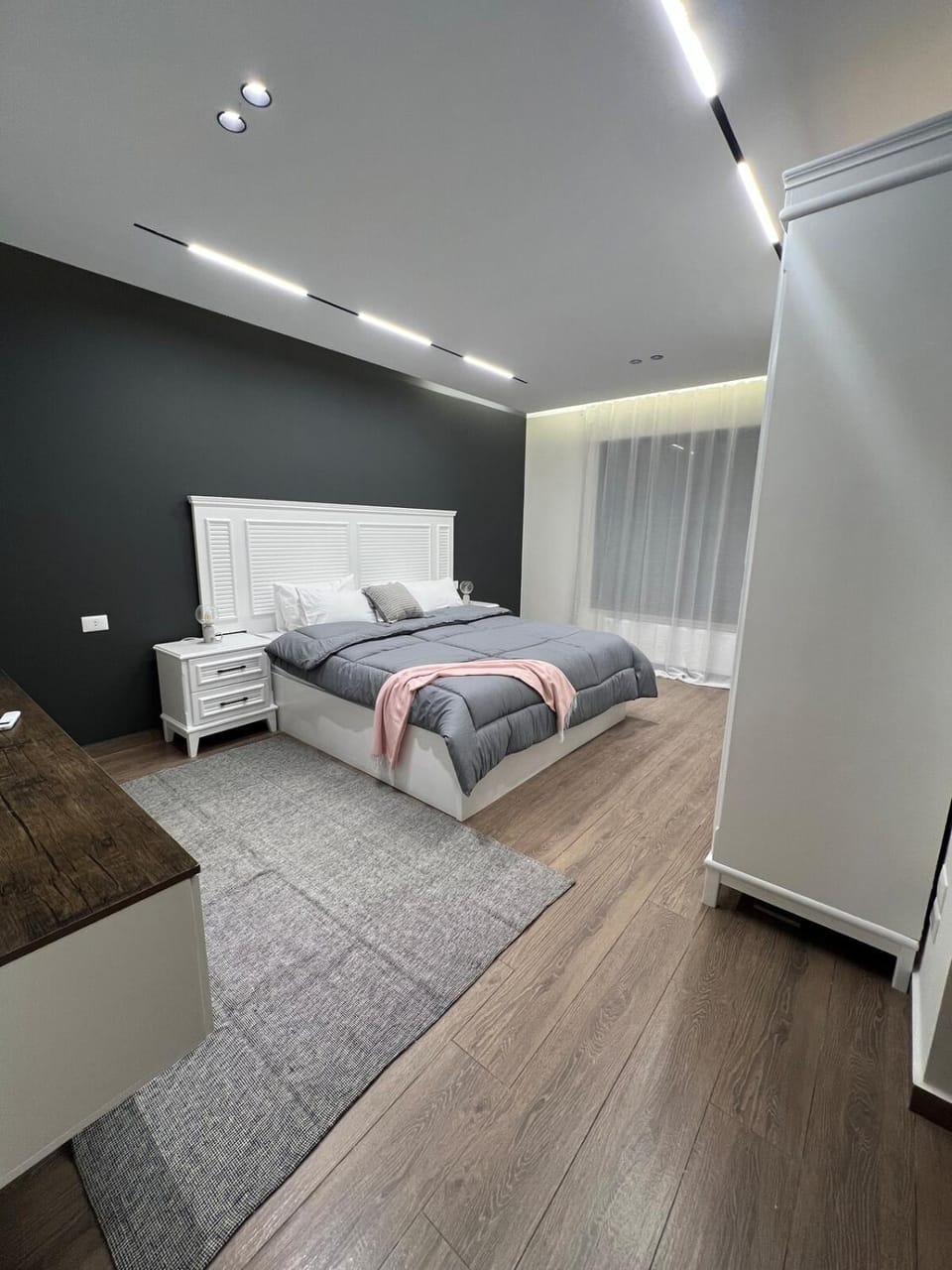 Photo of the whole room, Bedroom, wardrobe