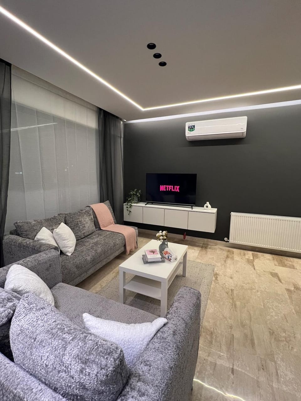 Communal lounge/ TV room, TV and multimedia, Living room, Seating area, Evening entertainment, air conditioner