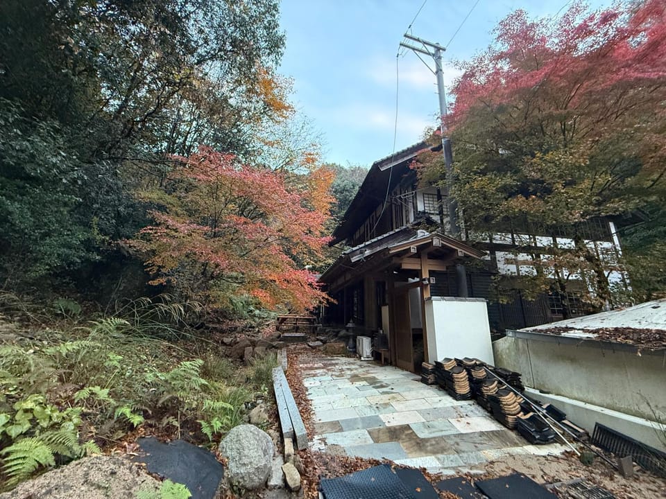 guesthouse 古民家の宿屋千鶴 1階2号室部屋貸し Bed and Breakfast in Hiroshima