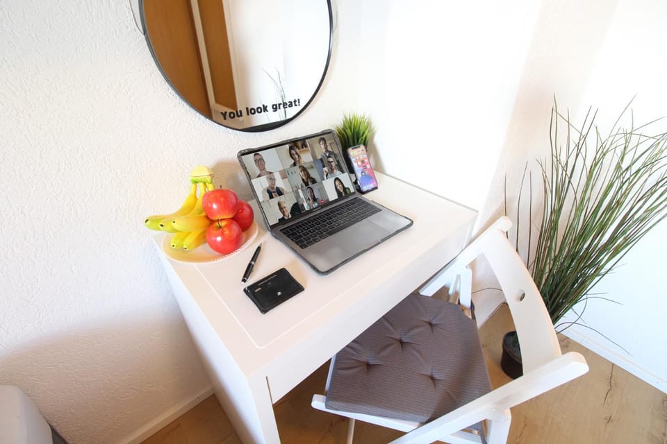 CityStayOne - Kleines Standardzimmer im Zentrum für eine einfache Übernachtung No kitchen no hotel services no reception no breakfast buffet - Of course Late check-in via self check-in high-speed WiFi smart TV good mattresses a quick and easy check-out Hotel in Neu-Ulm
