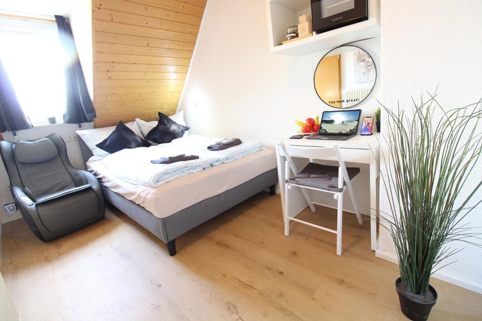 CityStayOne - Kleines Standardzimmer im Zentrum für eine einfache Übernachtung No kitchen no hotel services no reception no breakfast buffet - Of course Late check-in via self check-in high-speed WiFi smart TV good mattresses a quick and easy check-out Hotel in Neu-Ulm