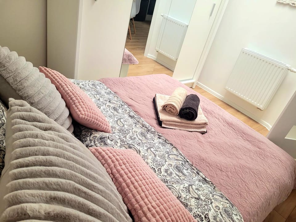 Bed, Photo of the whole room, Bedroom, towels