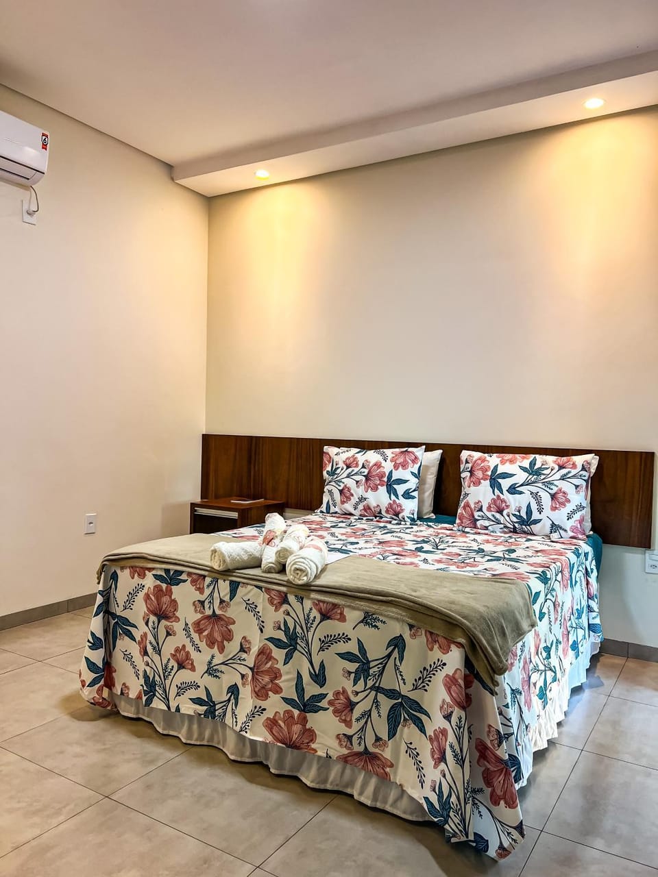 Bed, Photo of the whole room, Bedroom, air conditioner