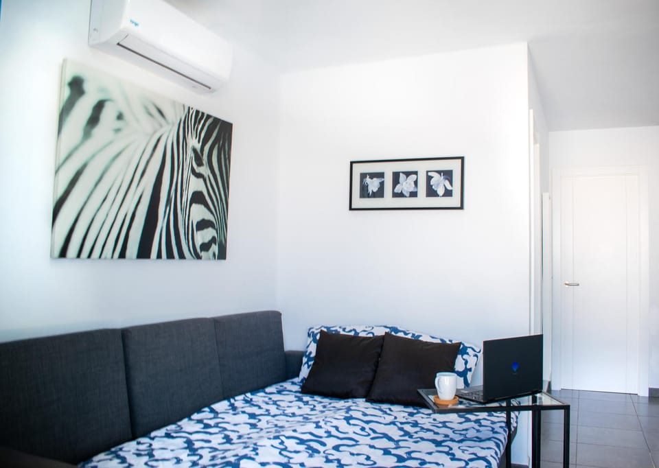 Bed, Living room, air conditioner