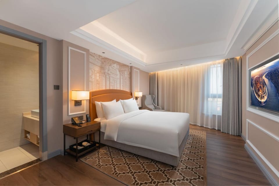 Bed, TV and multimedia, Photo of the whole room, Bedroom