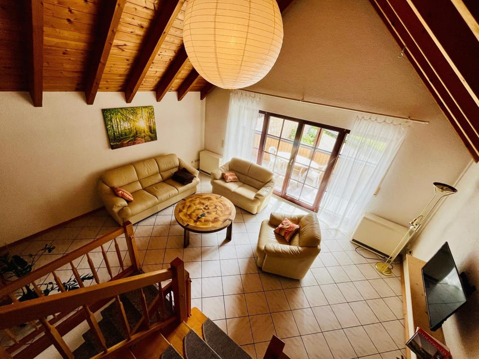 Communal lounge/ TV room, TV and multimedia, Living room, Seating area, Evening entertainment