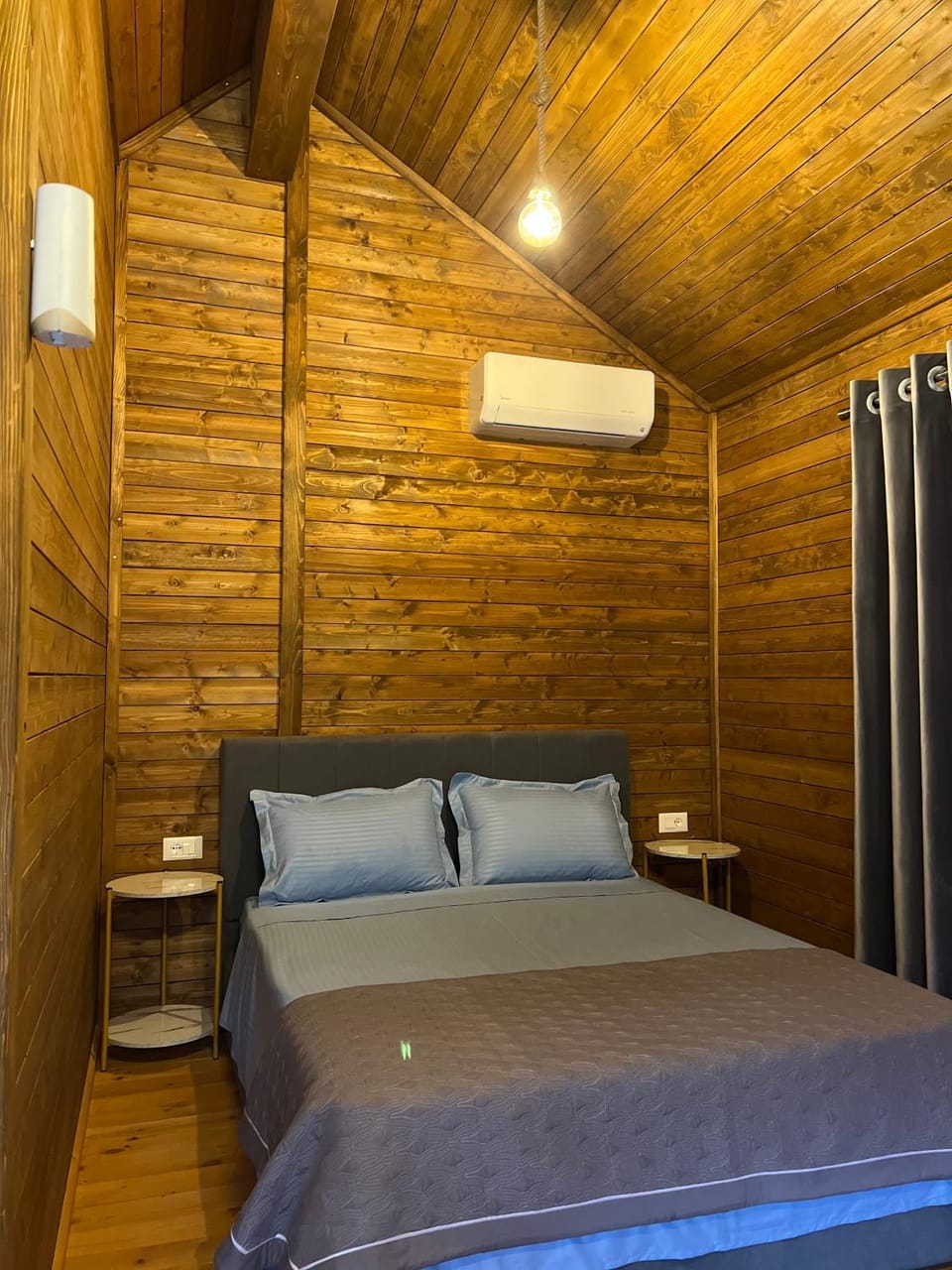 Bedroom, air conditioner