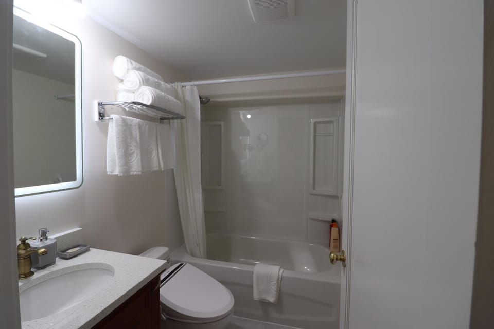 Victoria Gorge Waterway Vacation Home Bed and Breakfast in Cowichan Valley
