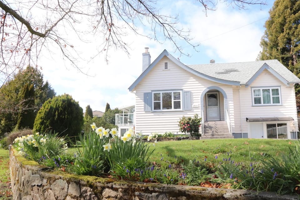 Victoria Gorge Waterway Vacation Home Bed and Breakfast in Cowichan Valley