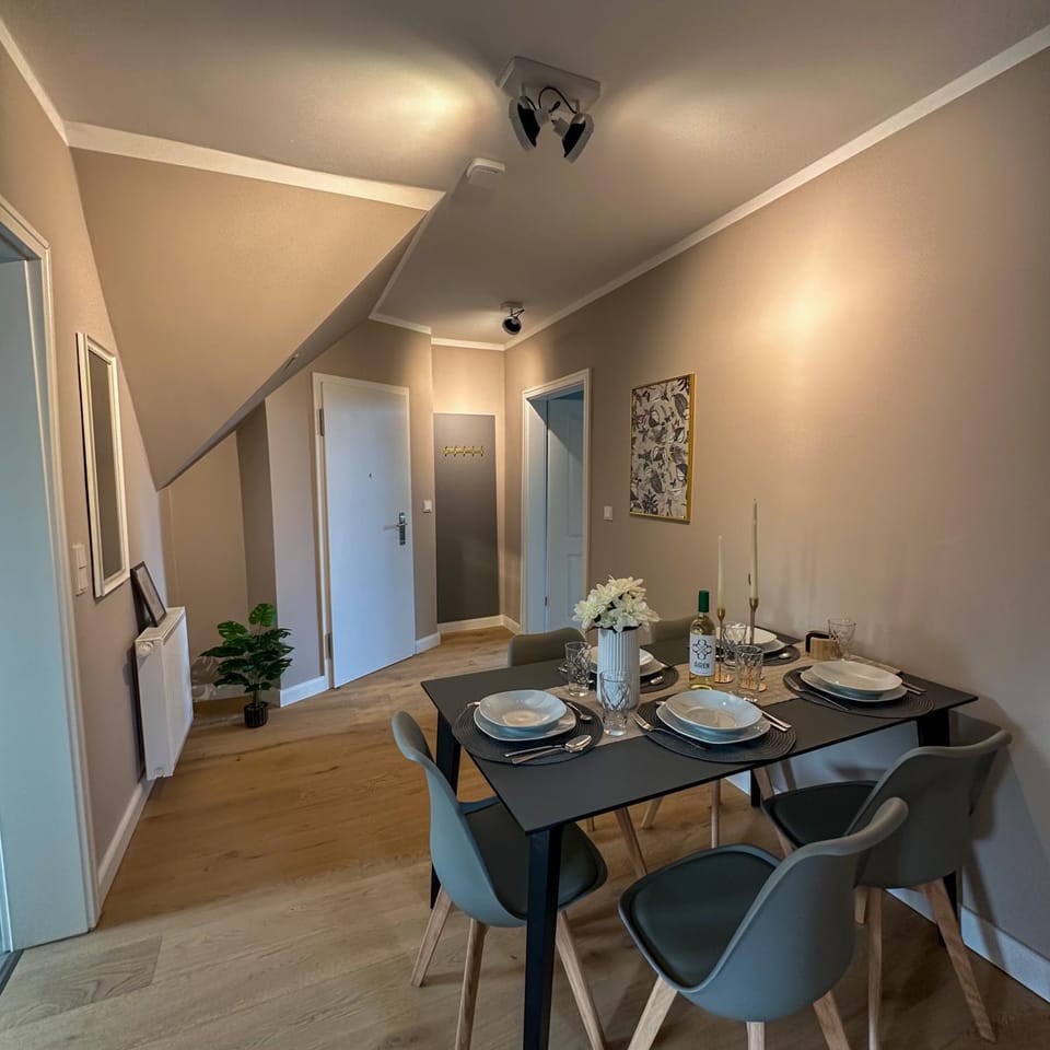 Seating area, Dining area