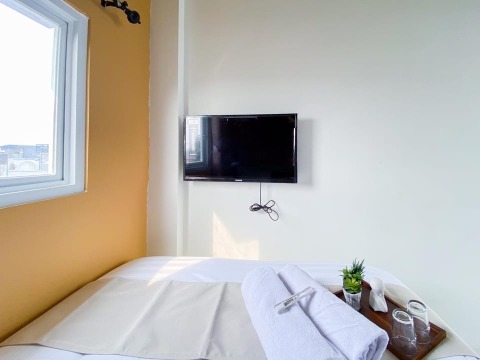 Bed, TV and multimedia, Bedroom