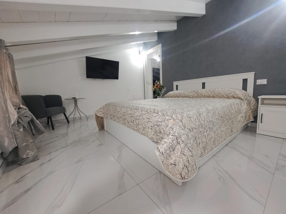 Bed, TV and multimedia, Photo of the whole room, Bedroom