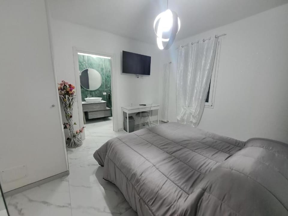 Bed, TV and multimedia, Photo of the whole room, Bedroom