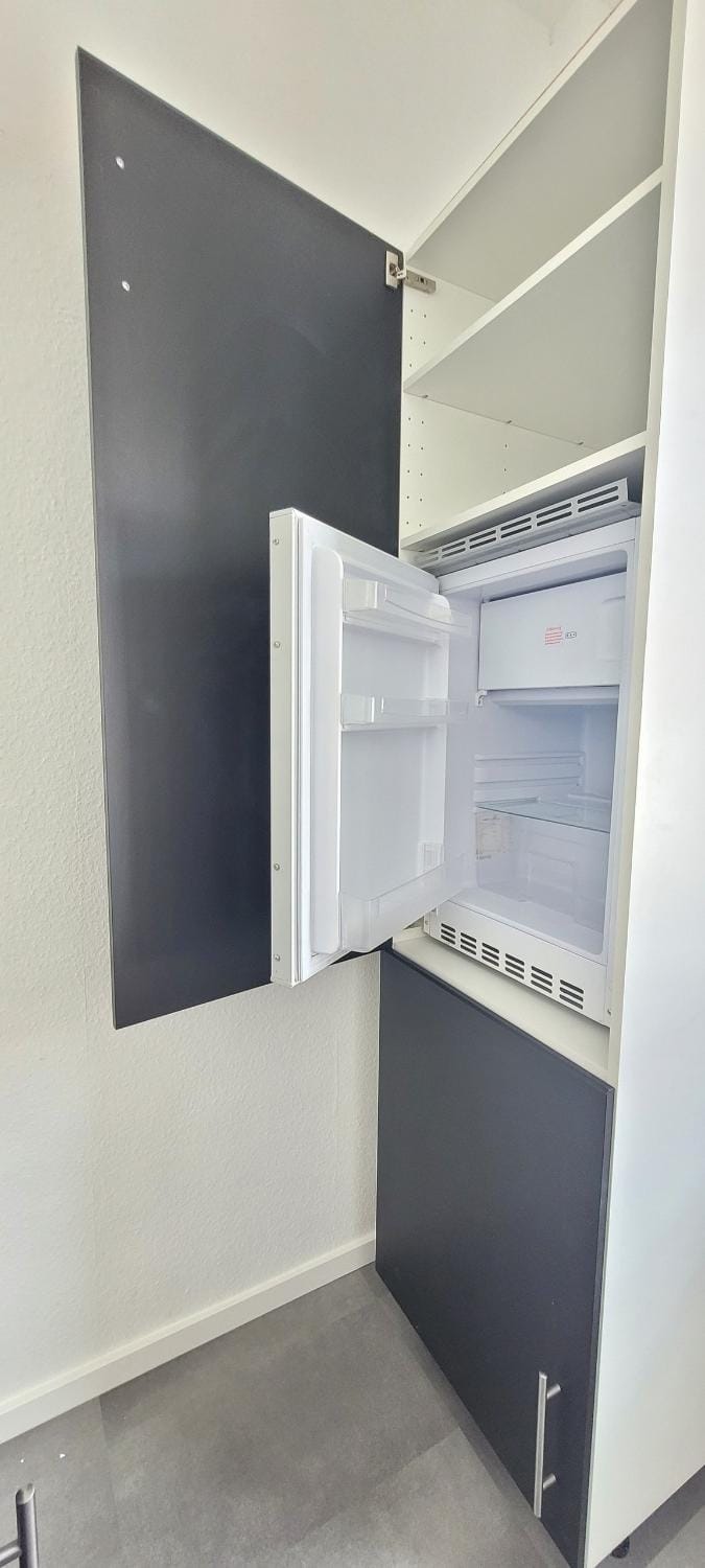 Kitchen or kitchenette, minibar