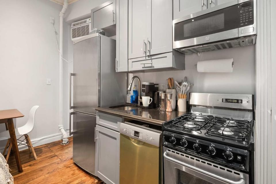 Coffee/tea facilities, Kitchen or kitchenette, Dining area, dishwasher, minibar, oven, pet friendly, stove, toaster