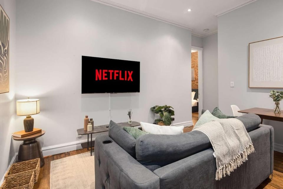 Bed, TV and multimedia, Living room, Photo of the whole room, Seating area, Bedroom