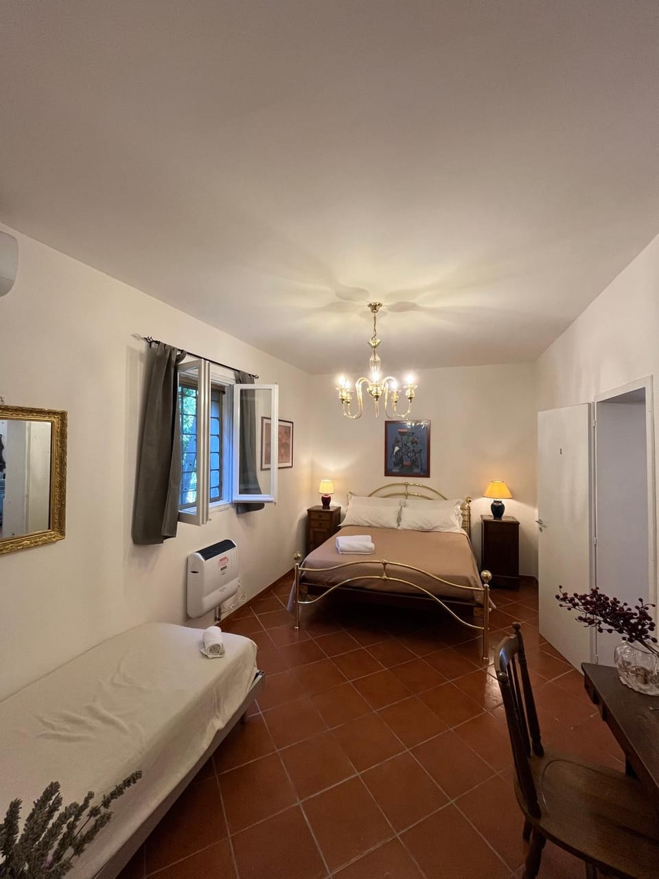 Bed, Photo of the whole room