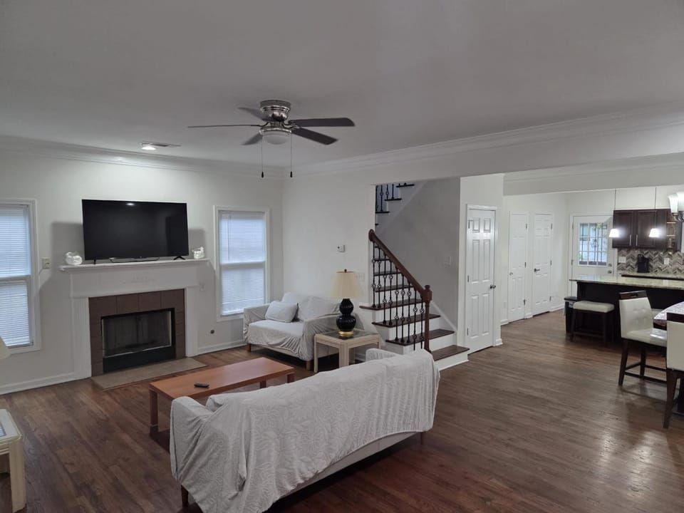 Communal lounge/ TV room, TV and multimedia, Kitchen or kitchenette, Living room, Seating area, Dining area, Evening entertainment, fireplace