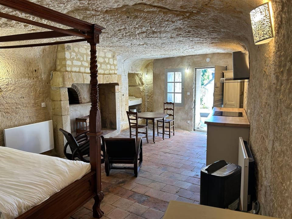 Bed, Kitchen or kitchenette, Living room, Seating area, oven