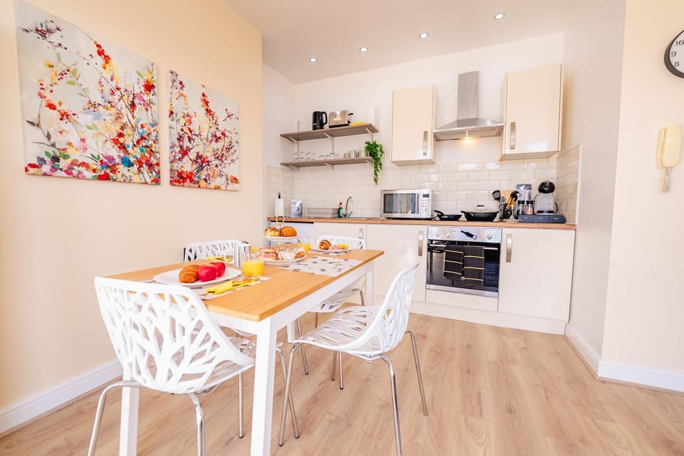 Kitchen or kitchenette, Food and drinks, Dining area, Food, stove, toaster