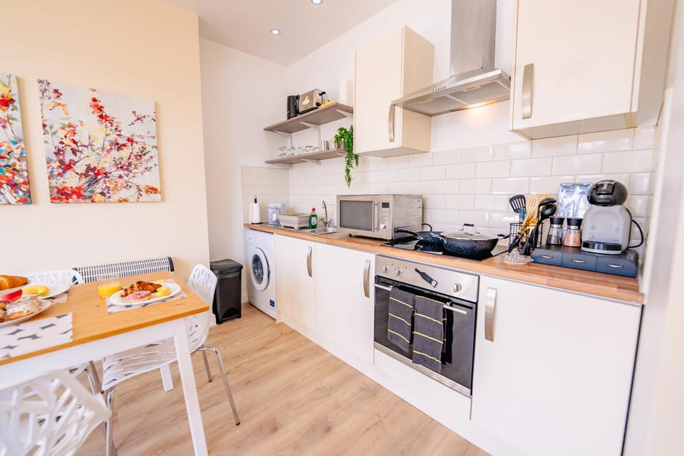 Coffee/tea facilities, Kitchen or kitchenette, Food and drinks, Dining area, Food, stove, toaster